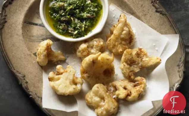 Buñuelos de coliflor con salsa de hierbas