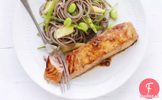 Salmón de soja y jengibre con fideos soba