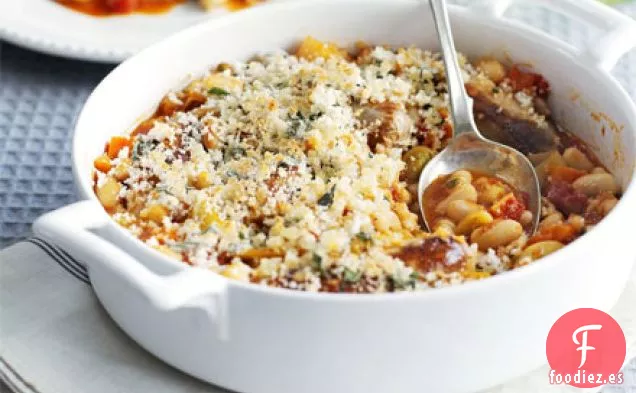 Una olla de salchichas y frijoles