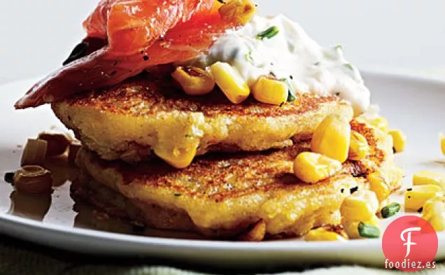 Tortitas de Maíz con Salmón Ahumado y Crema de Cebollino de Limón