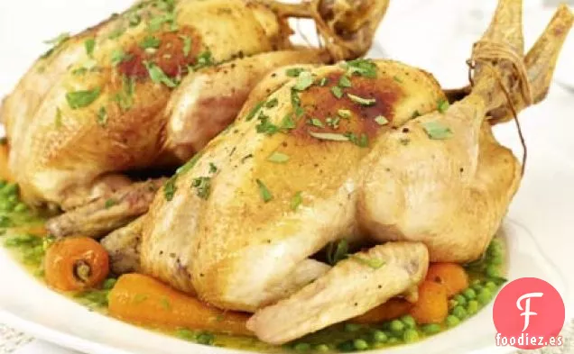 Pollo con mantequilla de mostaza con estragón, guisantes y zanahorias