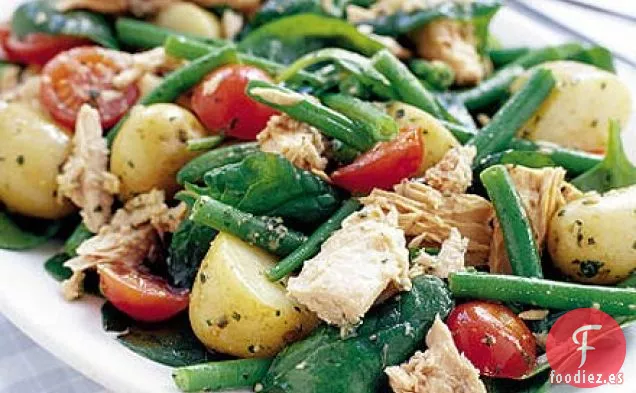 Ensalada tibia de patata y atún con aderezo de pesto