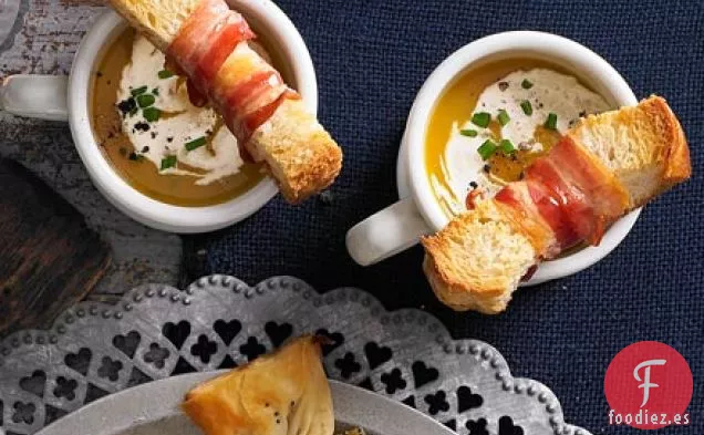 Chupitos de sopa de mantequilla con soldados de panceta crujientes