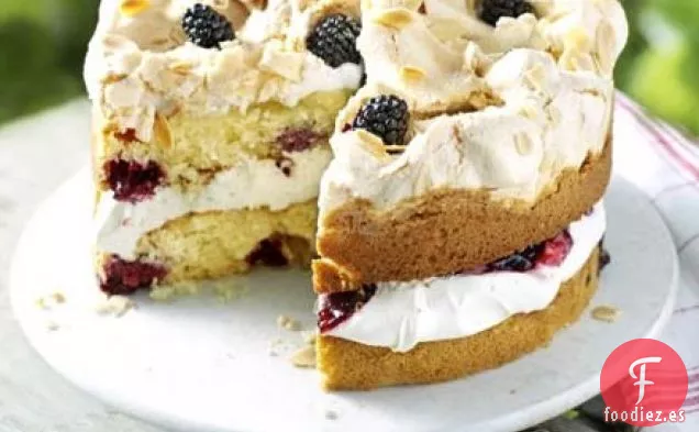 Pastel de merengue de moras y almendras