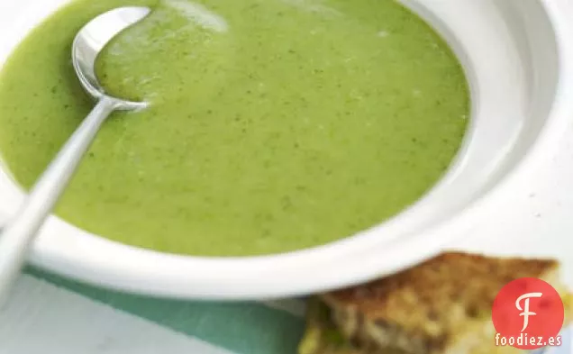 Sopa de brócoli con tostadas de queso