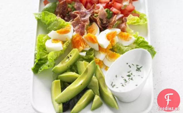 Ensalada Cobb con aderezo ranch de suero de mantequilla
