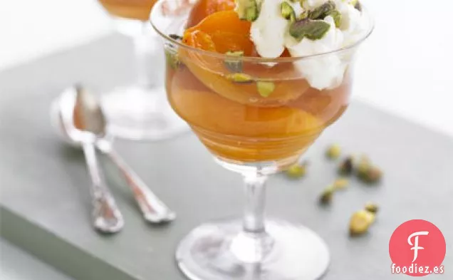 Albaricoques escalfados con agua de rosas