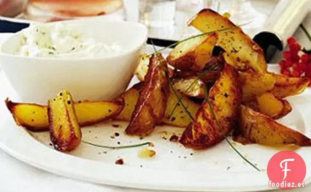 Cáscaras de patata crujientes con salsa cremosa de cebollino