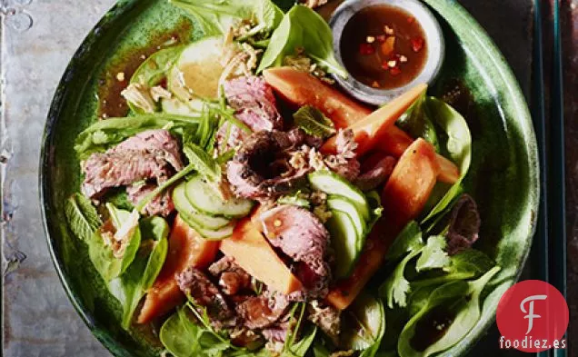Ensalada de papaya y ternera a fuego lento con aderezo de soja y tamarindo