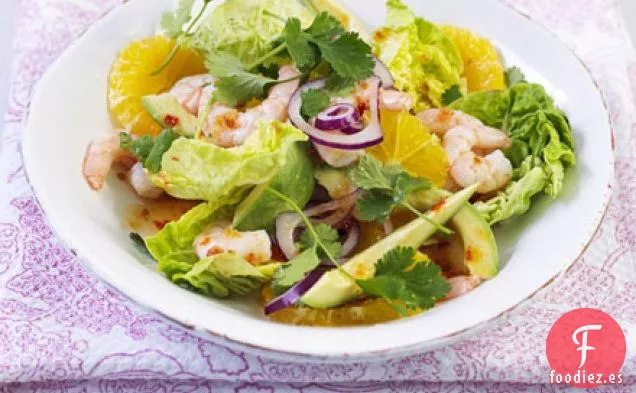 Ensalada de gambas con naranja, cebolla roja y aguacate