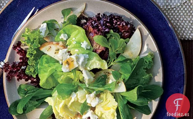 Ensalada Mixta de Lechuga, Pera y Queso de Cabra con Aderezo Cítrico