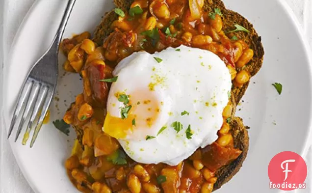 Frijoles picantes en tostadas