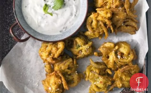 Bhajis de cebolla roja y chile con raita de menta y ajo