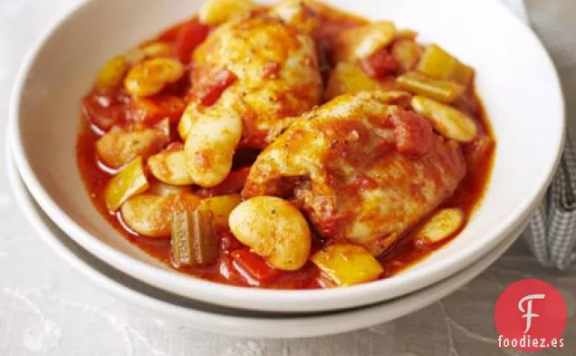 Estofado de pollo, frijoles de mantequilla y pimienta