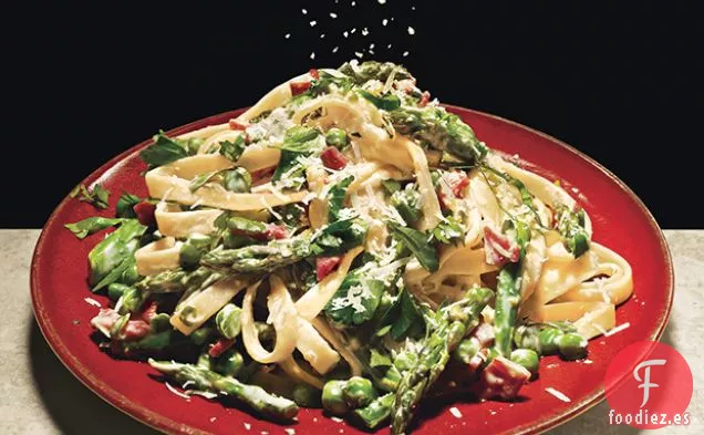 Fettucine con Guisantes, Espárragos, y Panceta