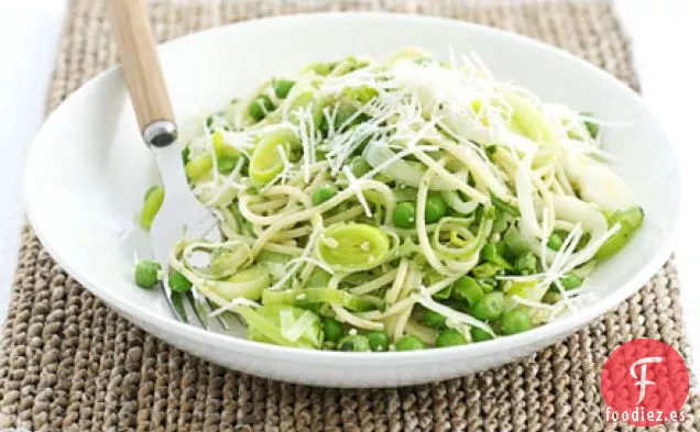 Espaguetis con puerros, guisantes y pesto