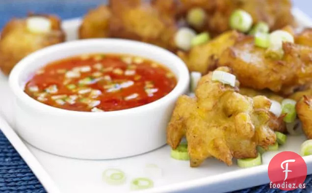 Pasteles de cangrejo y maíz con salsa de chile