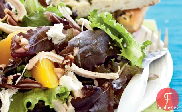 Ensalada de Pollo Asado con Duraznos, Queso de Cabra y Pacanas