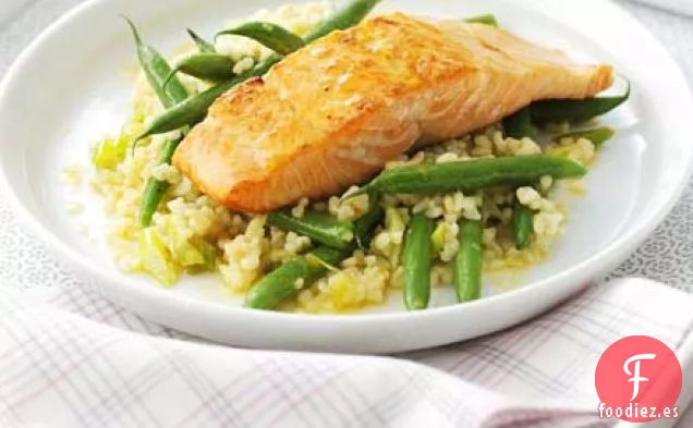 Salmón glaseado con ensalada de frijoles verdes y bulgur
