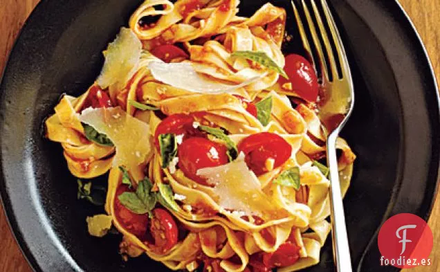 Pasta con Salsa de Tomate y Albahaca Fresca