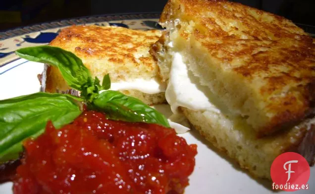 Mozzarella En Carrozza Con Tomate Seco Al Sol Y Pimienta Roja Asada