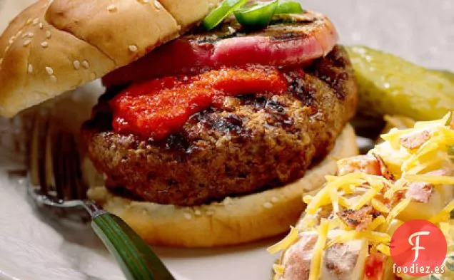 Hamburguesas Rellenas De Jalapeños Con Salsa De Tomate De Pimiento Asado