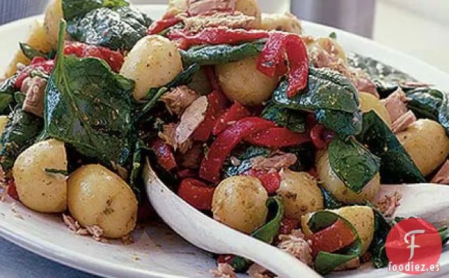 Ensalada nueva de patata, atún y espinacas