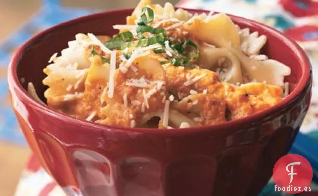 Pasta de Pajarita con Pimiento Rojo Asado y Salsa de Crema