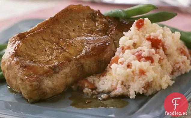 Chuletas de Cerdo Glaseadas Balsámicas con Sémola de Pimiento Rojo