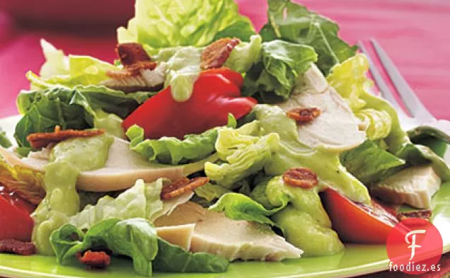 Ensalada BLT de Pollo con Aderezo Cremoso de Melón con Cuernos de Aguacate
