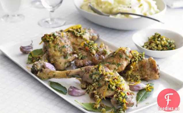 Pollo asado con salsa y puré de ajo