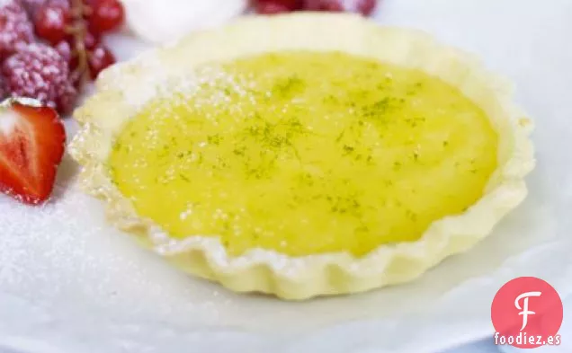 Tartas de cuajada de lima con bayas de verano