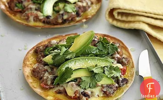 Tostados picantes de frijoles y aguacate