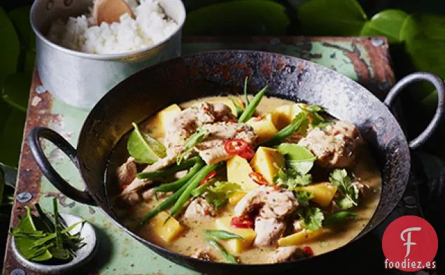 Pollo al curry con hoja de lima, hierba de limón y mango