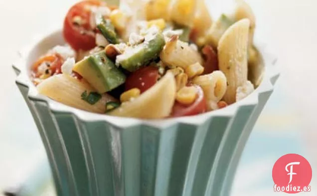 Penne con Maíz, Poblanos Asados, Aguacate y Tomate