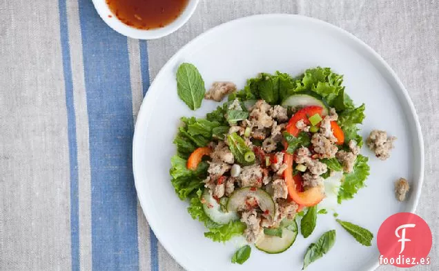 Ensalada de Pollo Larb Tailandés