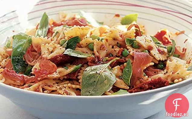 Ensalada de pasta delicatessen