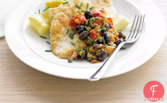 Pollo aplanado con tomates, aceitunas y alcaparras