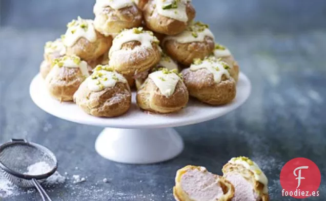 Profiteroles de frambuesa, chocolate blanco y pistacho