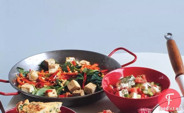 Tofu Tailandés Picante Con Pimientos Rojos Y Cacahuetes