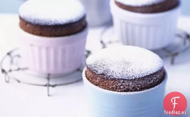 Soufflés de chocolate caliente con salsa de crema de chocolate