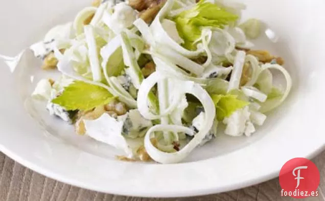 Ensalada de queso azul y nuez con cadena de apio