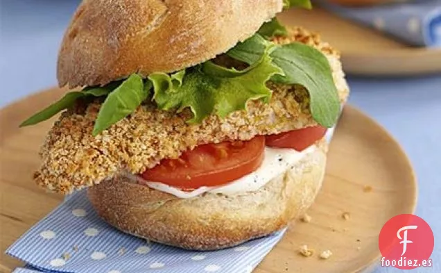 Hamburguesas de pollo crujientes con mayonesa de limón