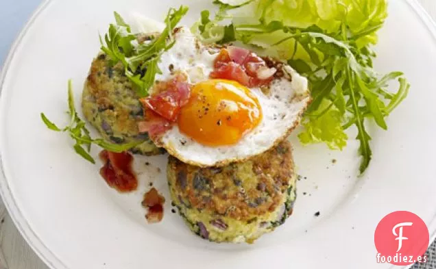 Buñuelos de bulgur y espinacas con huevos y chutney de tomate