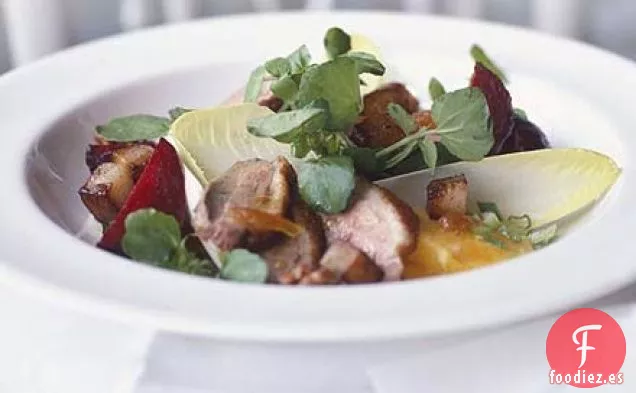 Ensalada tibia de pato con aderezo de nuez y naranja