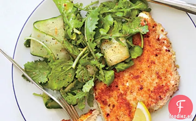 Pollo a la Parmesana con Ensalada de Rúcula y Vinagreta de Tomate