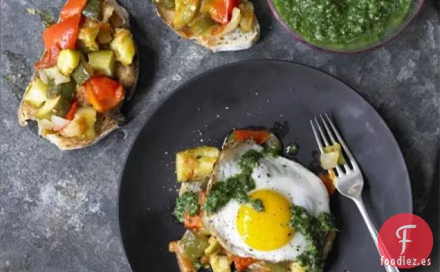 Pisto de verduras estofado de verano con salsa esmeralda y huevo frito