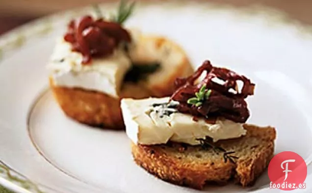 Crostini de Hierbas con Crema de Queso Azul y Salsa de Cebolla Caramelizada