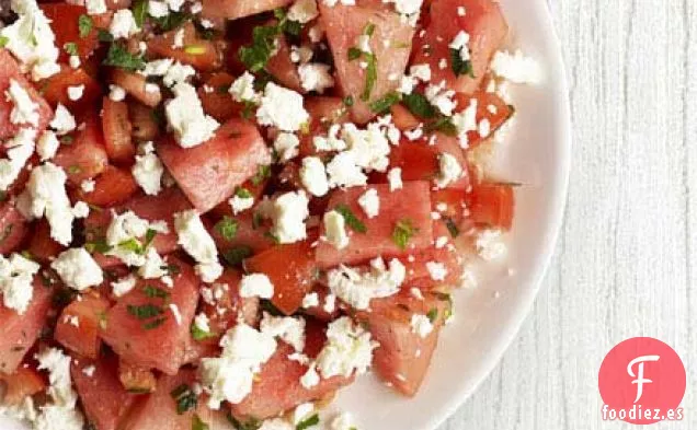 Ensalada de tomate, sandía y queso feta con aderezo de menta