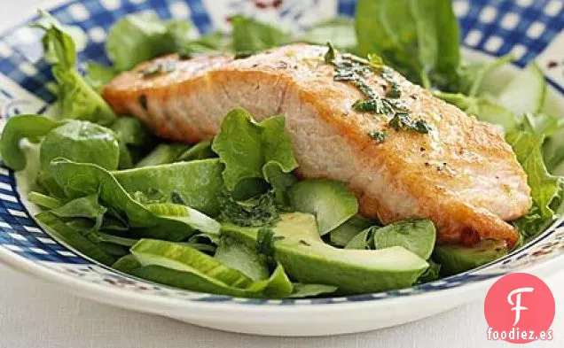 Ensalada de salmón, aguacate y pepino